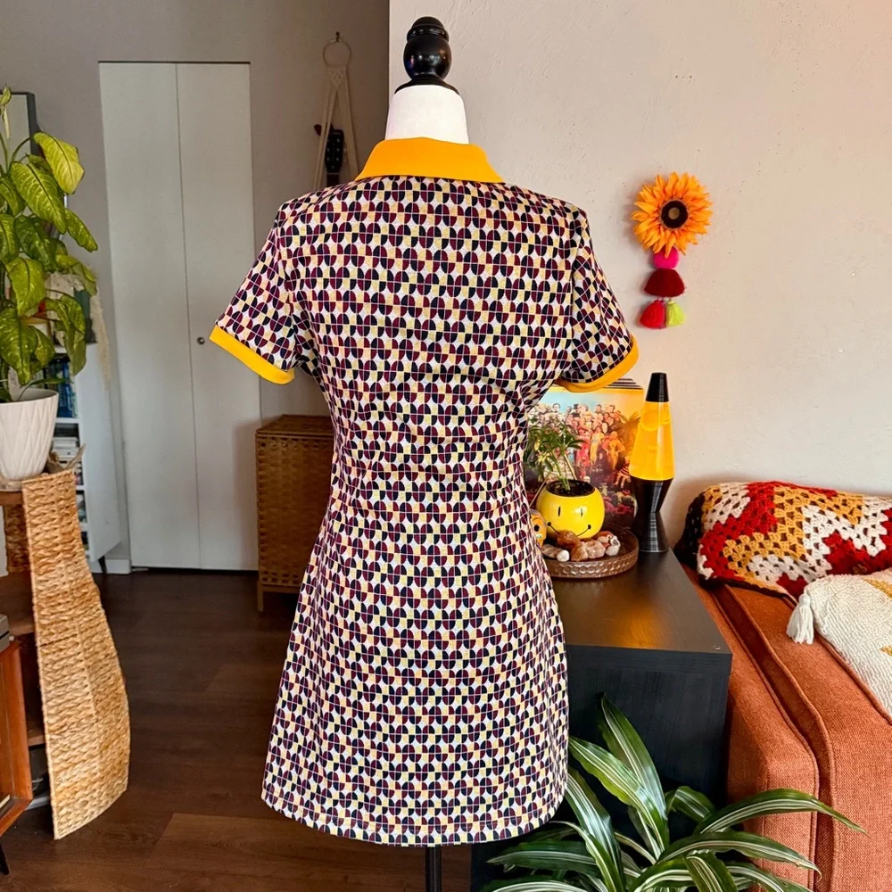Funky Retro Collared Mini Dress - Picture 3 of 8